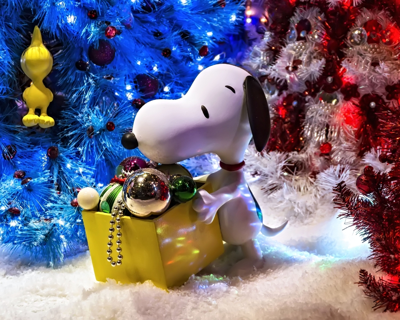 Картинка: Ёлка, шары, бусинки, игрушка, щенок, коробка, Новый год, снег, украшение, праздник