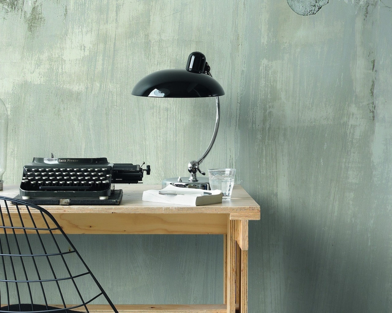 Картинка: Рабочий стол, лампа, стена, стол, печатная машинка, чучело, стул