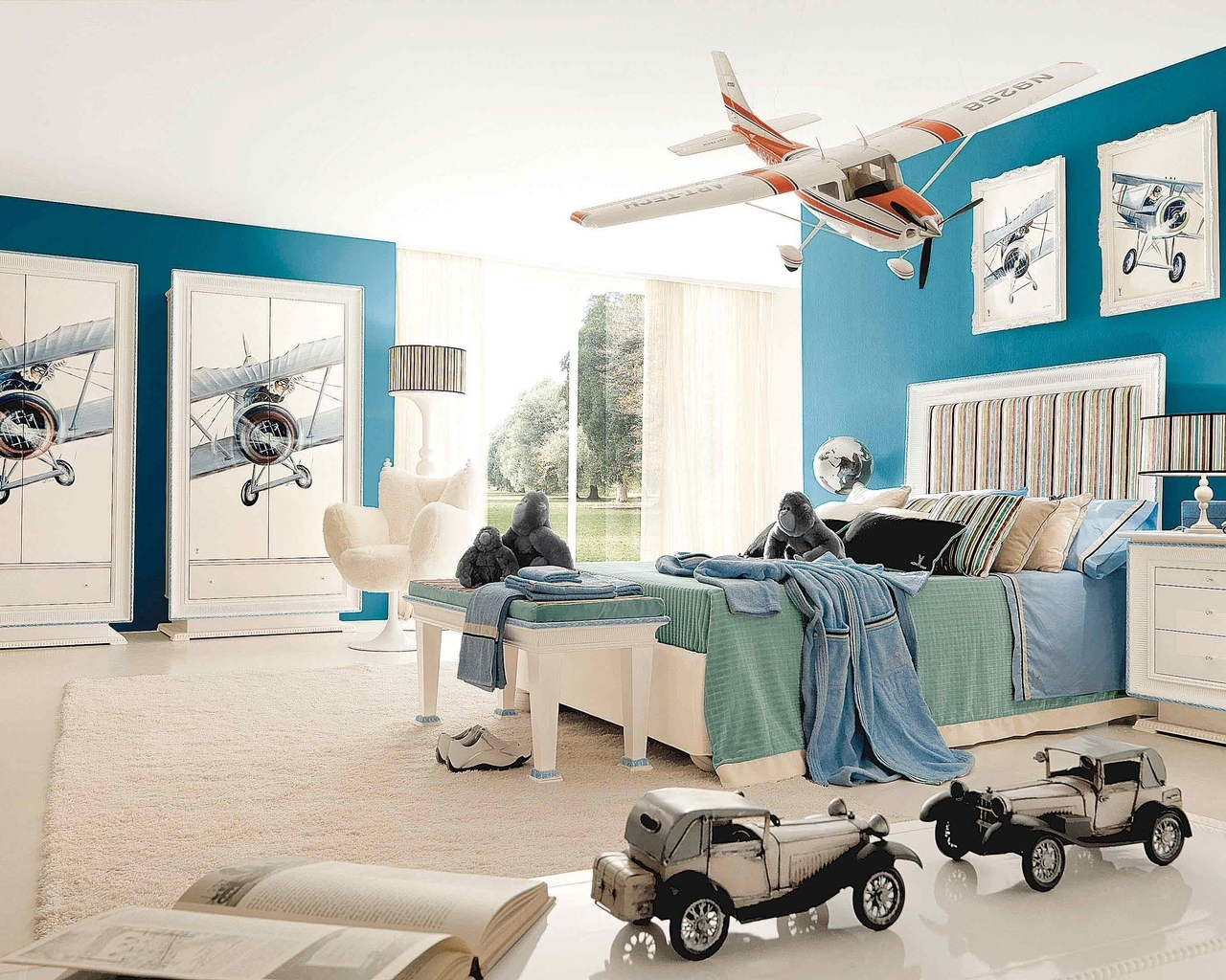 Картинка: Детская комната, кровать, ковёр, торшер, картины, самолёты, игрушки, машинки