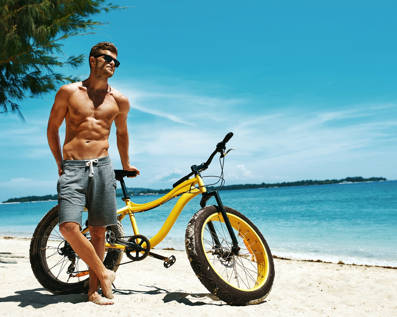 Картинка: Мужчина, очки, пляж, море, песок, велосипед, день, небо