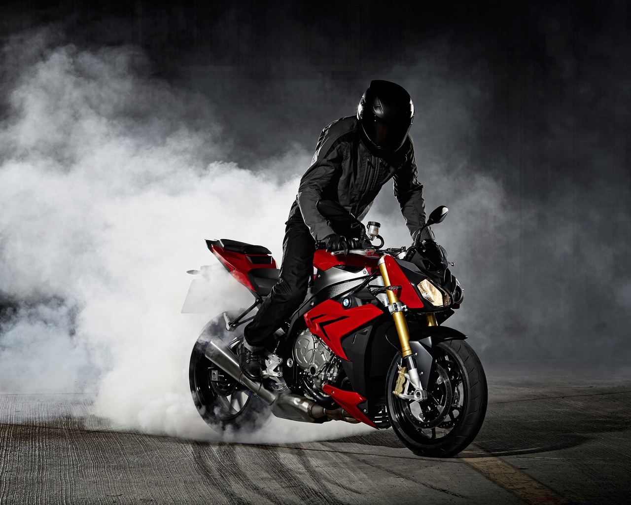 Картинка: Мотоцикл, BMW, S1000R, байк, мужчина, шлем, дым