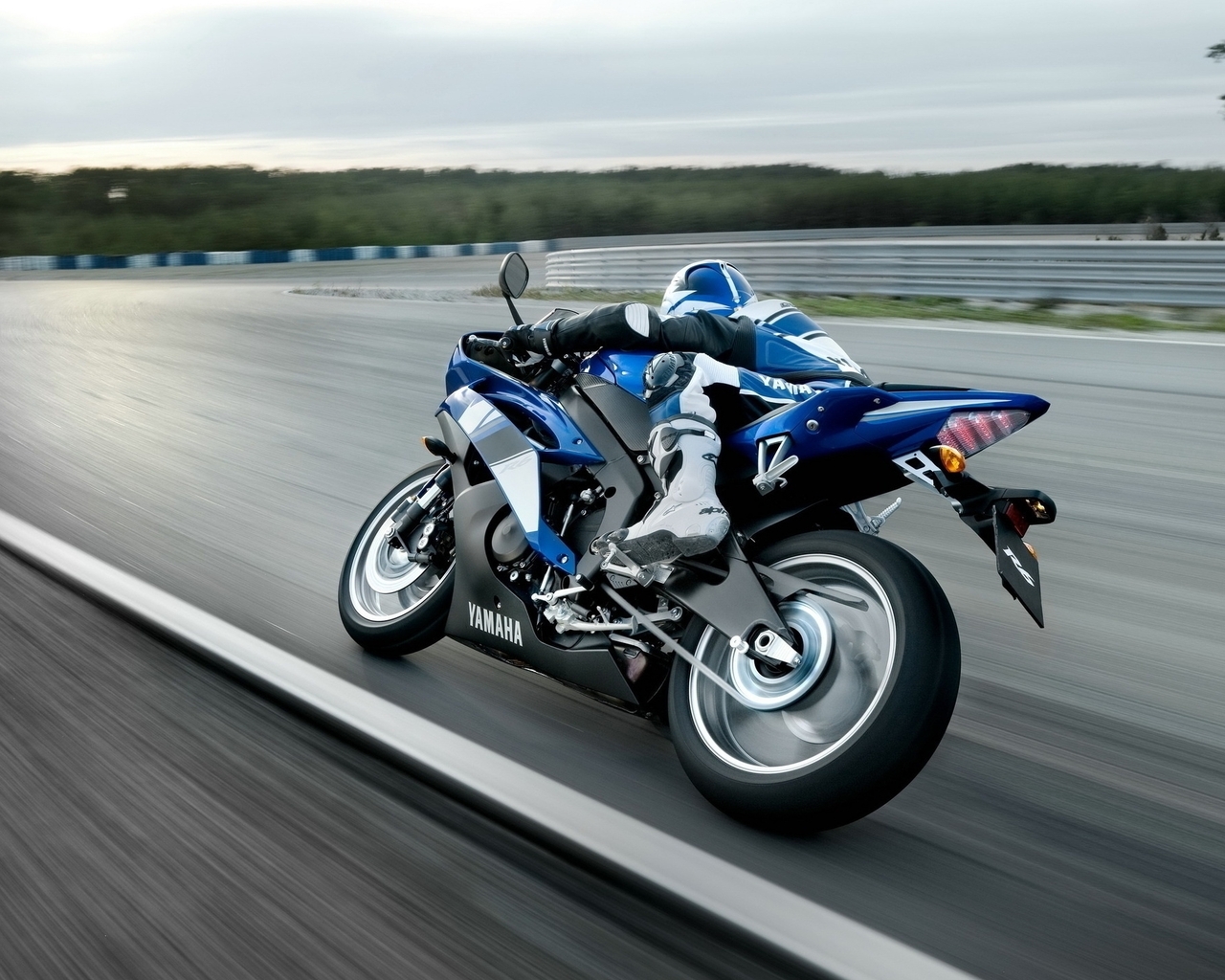 Картинка: Байк, Yamaha, скорость, поворот, гонщик, синий, размытость, трек, трасса