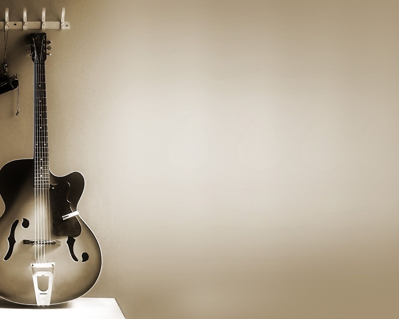 Картинка: Гитара, струны, стена, серый фон