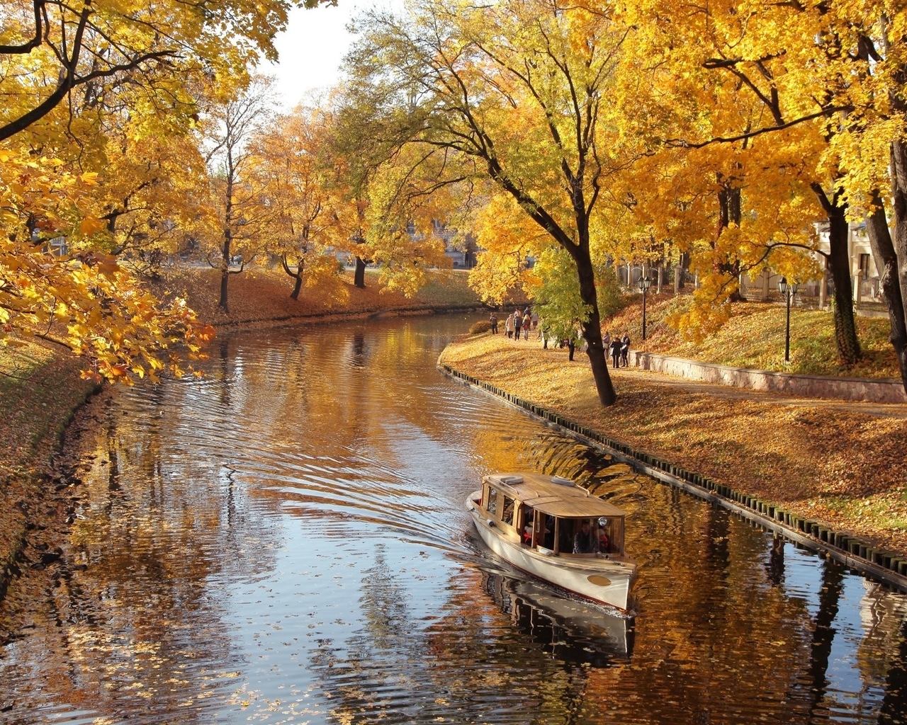Картинка: Осень, река, вода, теплоход, парк, листья, жёлтые