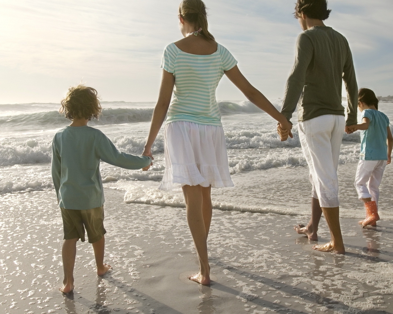 Картинка: Семья, люди, папа, мама, дети, море, волны, морская пена, берег, песок