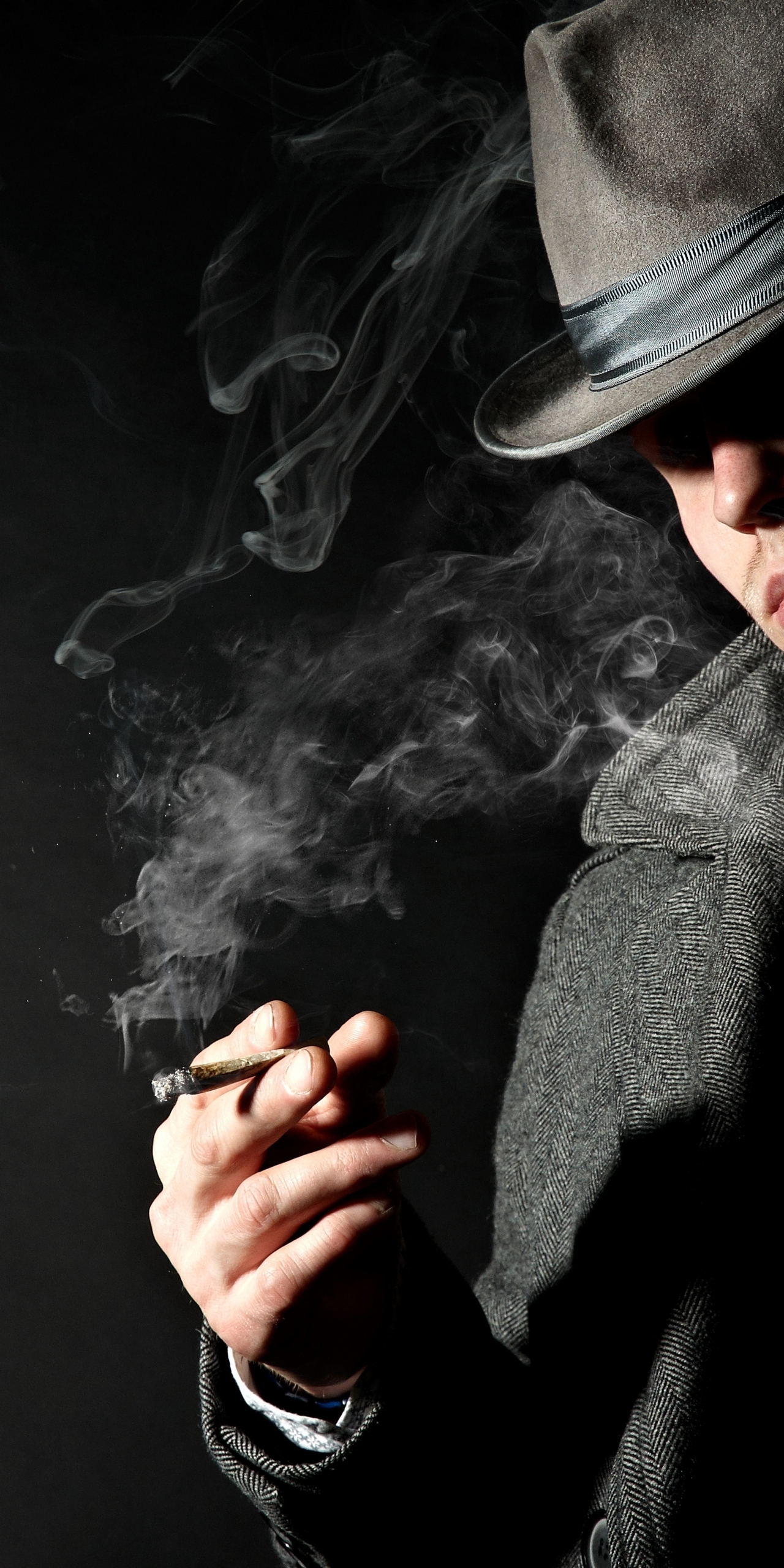Картинка: Мужчина, пальто, галстук, шляпа, курит, сигара, дым