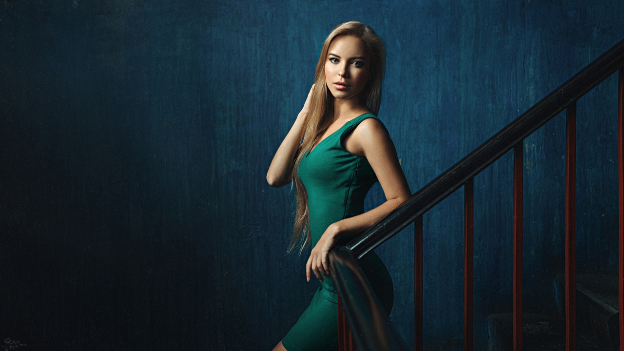 Картинка: Девушка, блондинка, длинные волосы, зелёное платье, лестница, перила