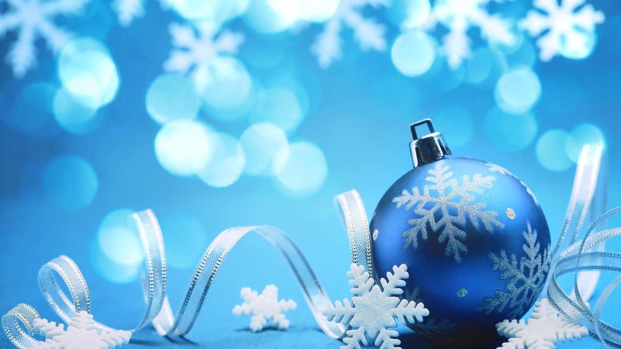 Картинка: Новый год, шар, игрушка, ленточка, голубой фон, снежинки