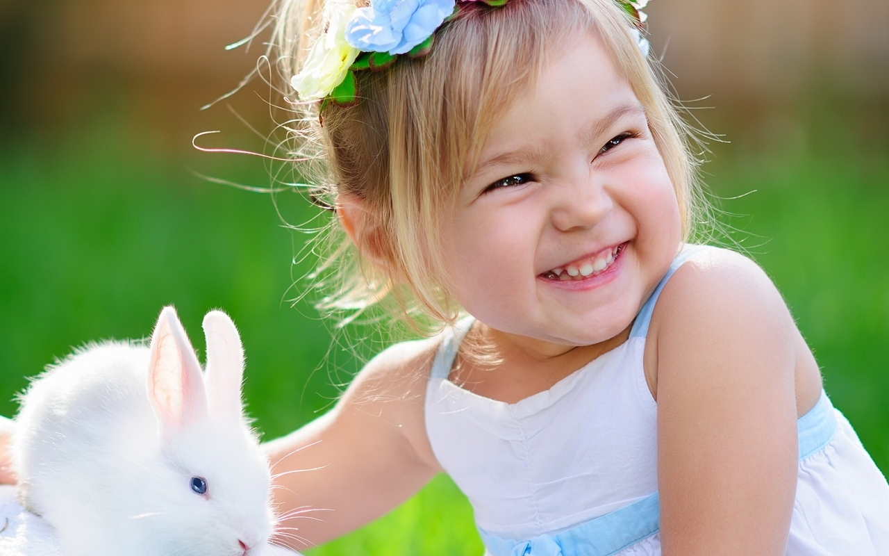 Картинка: Девочка, кролик, радость, улыбка, настроениие