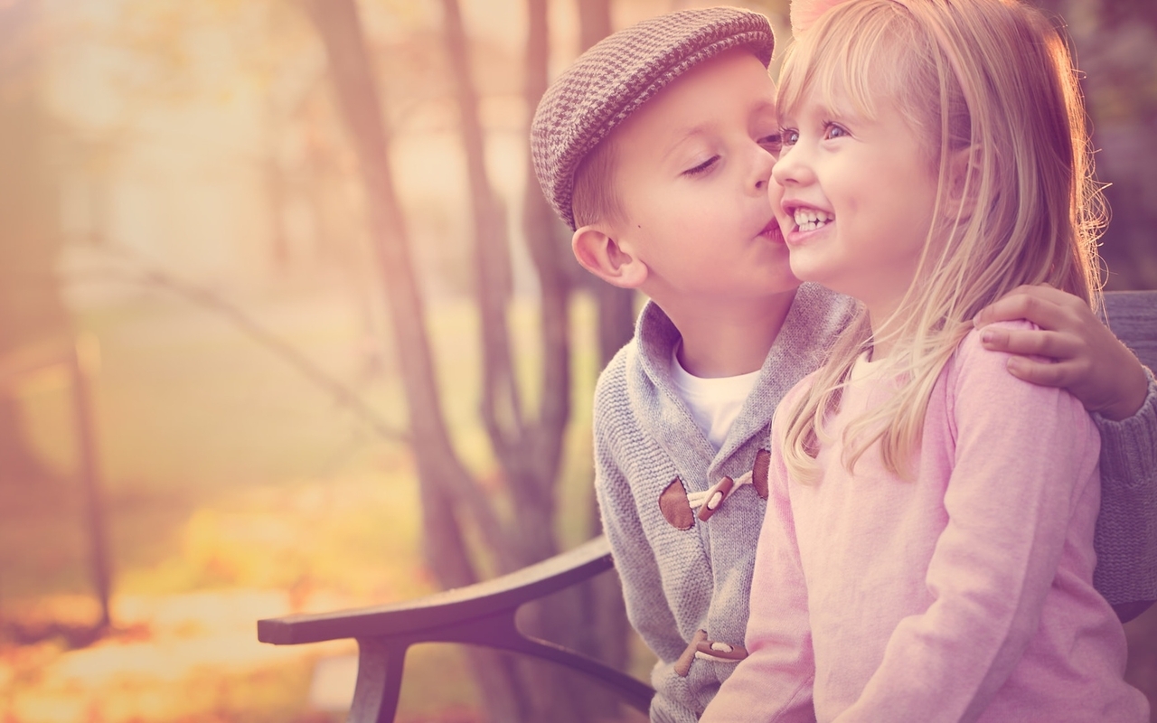 Картинка: Мальчик, девочка, поцелуй, улыбка, радость, настроение, дружба, скамейка, парк