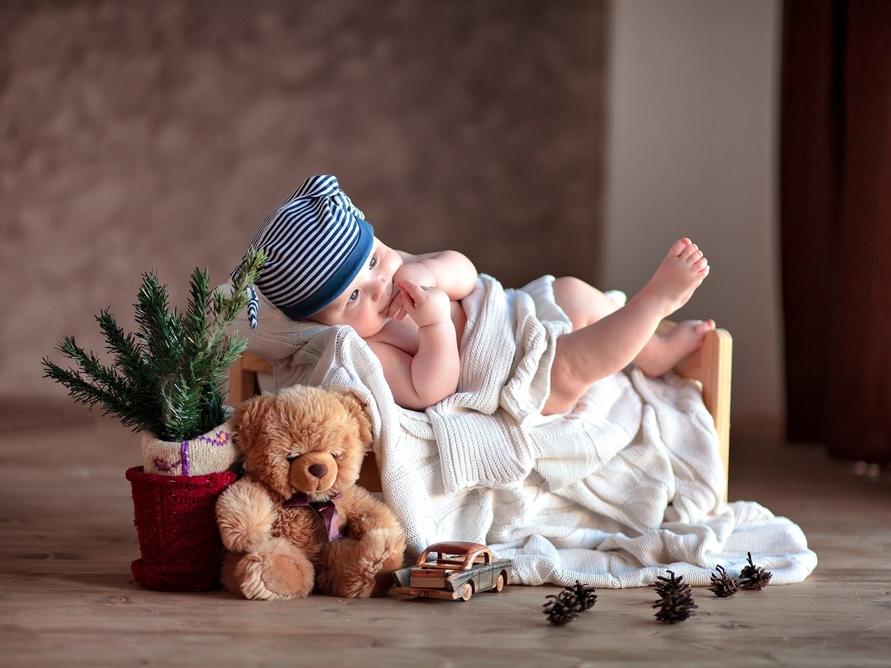 Image: Kid, child, toy, teddy bear, car, bumps