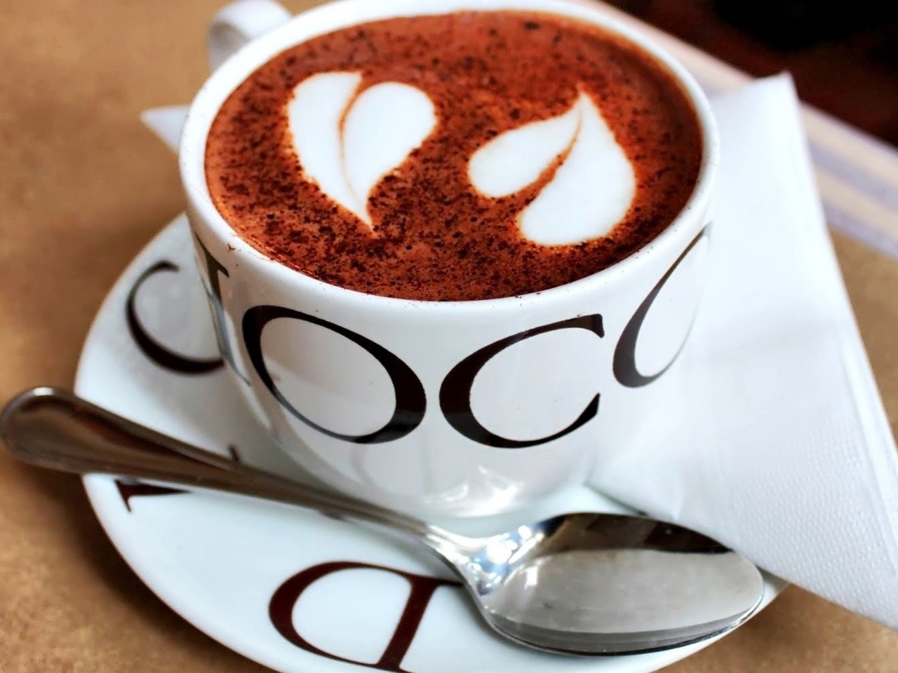 Картинка: Капучино, cappuccino, кофе, пенка, сердечки, рисунок, кружка, блюдце, ложечка