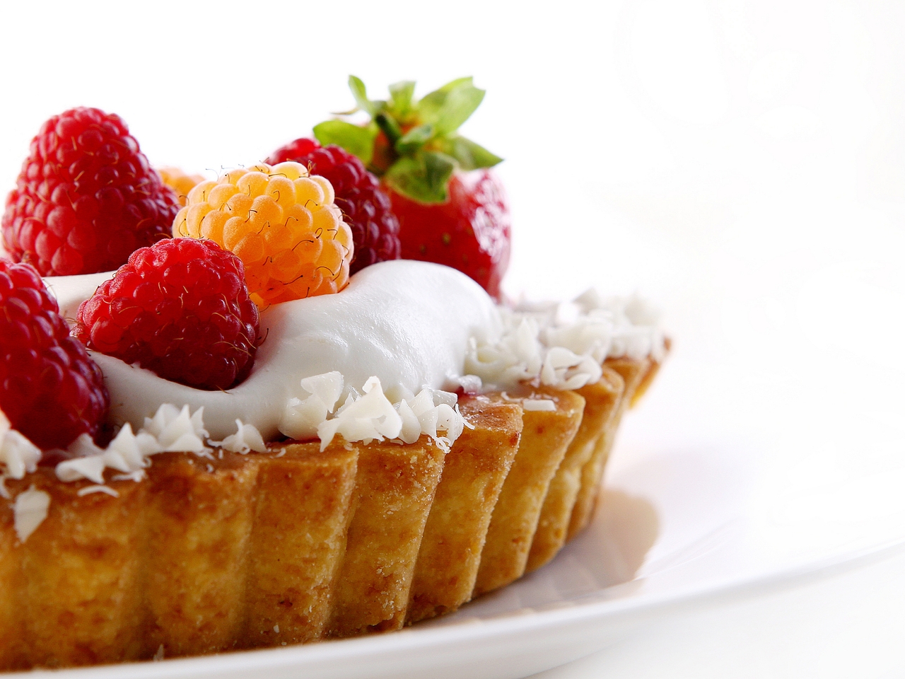 Картинка: Пирожное, десерт, малина, ягоды, белый фон