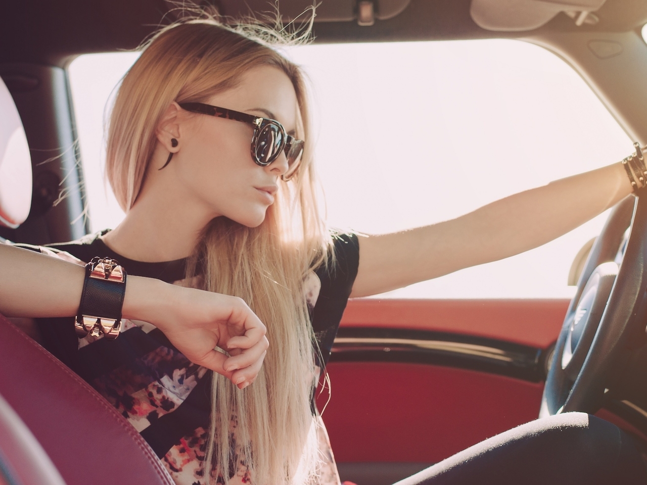 Картинка: Светловолосая девушка, очки, руль, салон, авто