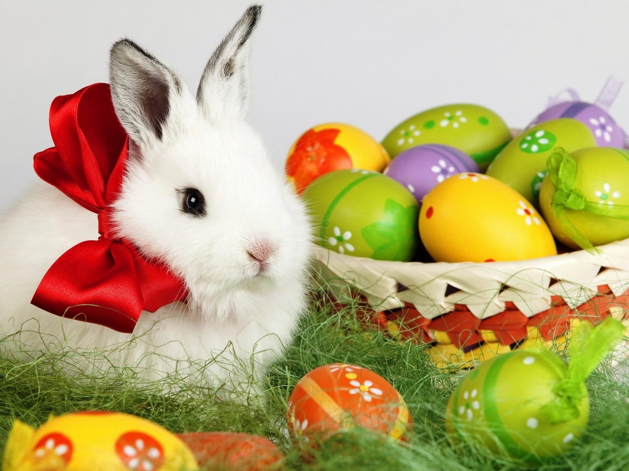 Картинка: Пасха, разукрашенные яйца, белый кролик, бант, ленточки