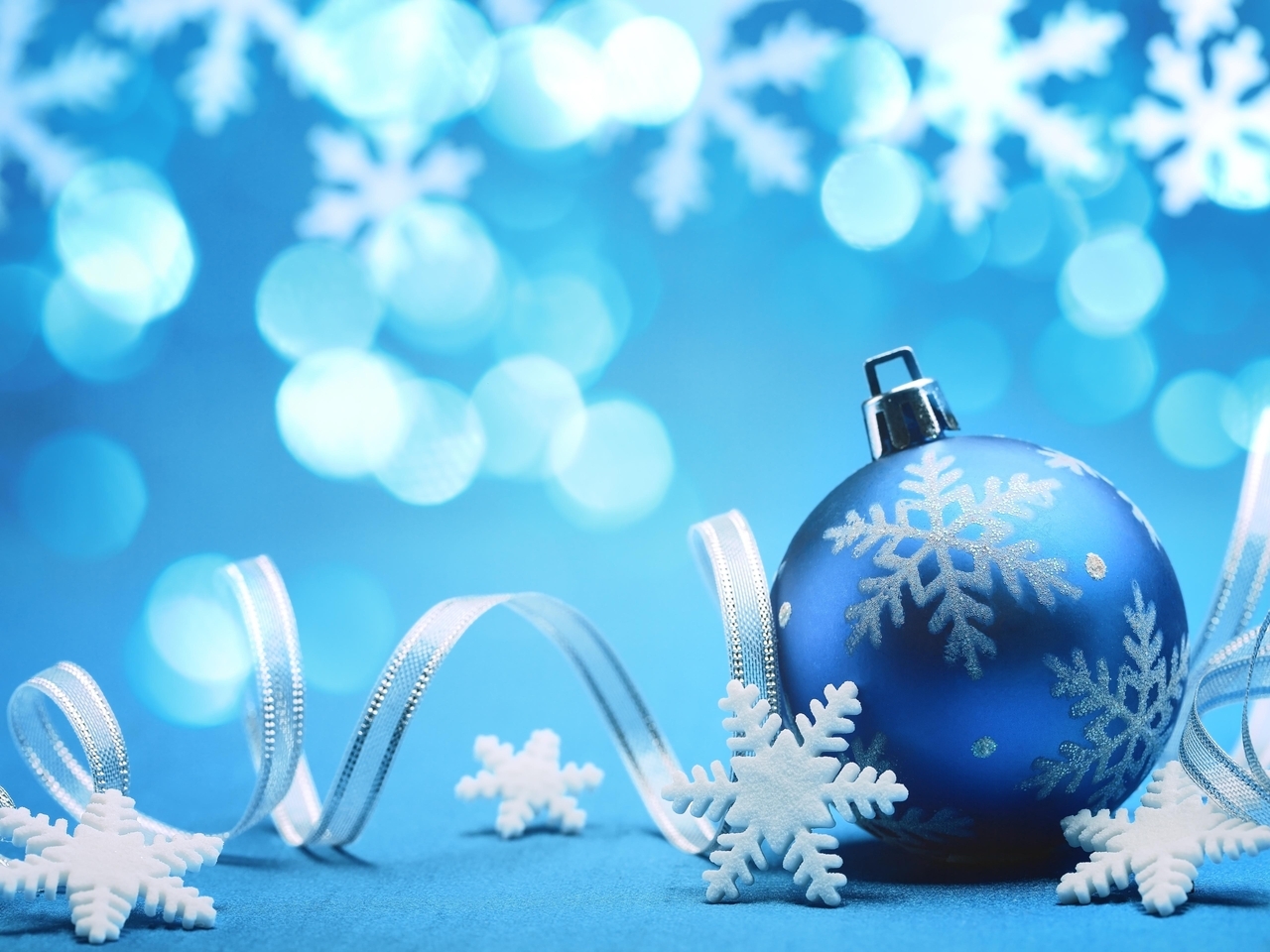 Картинка: Новый год, шар, игрушка, ленточка, голубой фон, снежинки