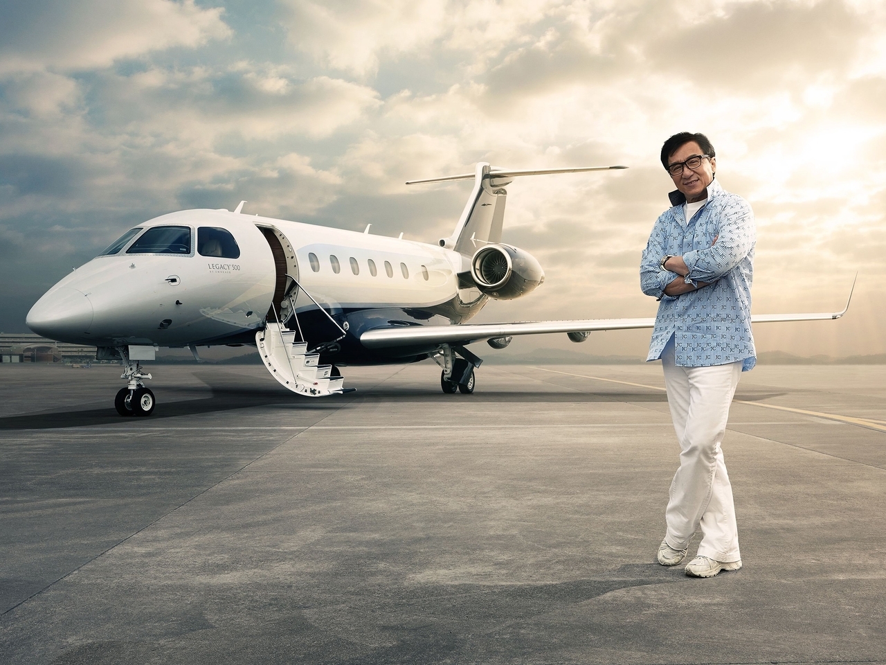Картинка: Embraer Legacy 500, Джеки Чан, актёр, мужчина, стоит, очки, небо, облака