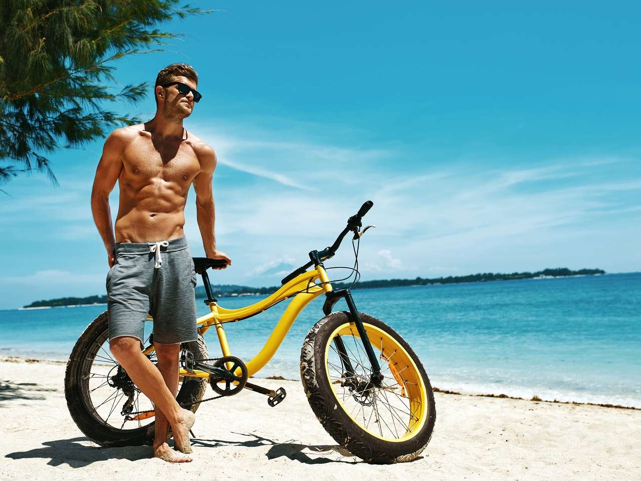 Картинка: Мужчина, очки, пляж, море, песок, велосипед, день, небо
