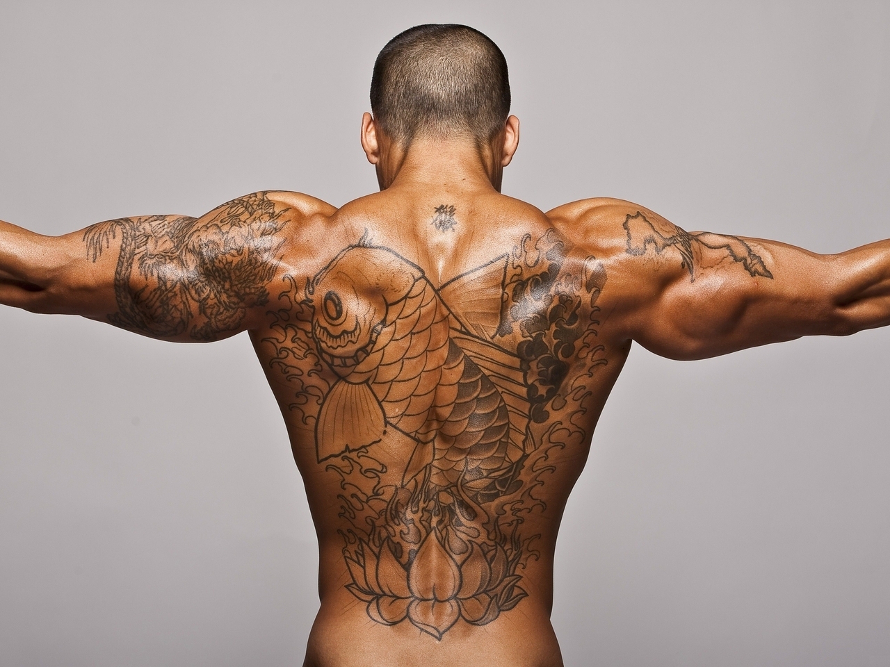 Картинка: Мужчина, мышцы, тело, спина, татуировка, лотос, рыба