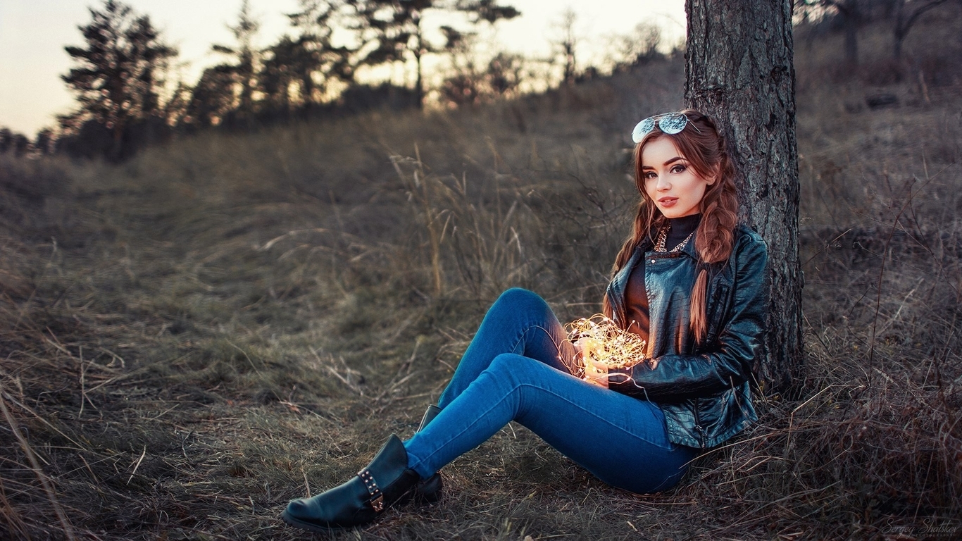 Картинка: Девушка, лес, фотосессия, очки, куртка, сидит, дерево, огоньки