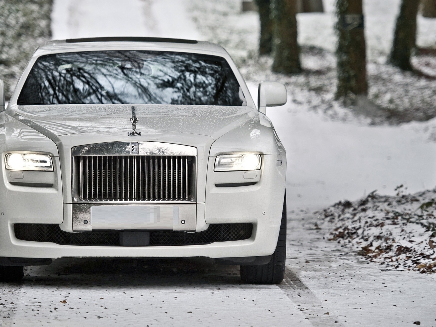 Картинка: Машина, бизнес, класс, фары, белый, дорога, снег, зима, деревья, Rolls-Royce, Ghost, Series II