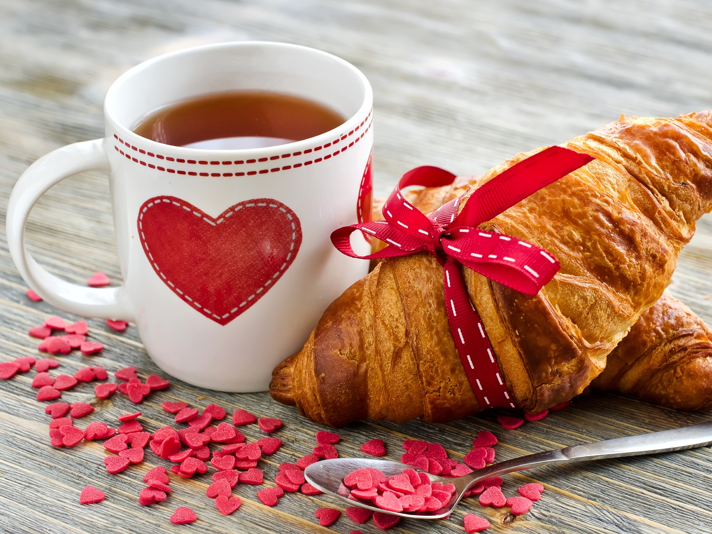 Картинка: Круассан, выпечка, кружка, чашка, чай, сердце, сердечки, любовь, завтрак