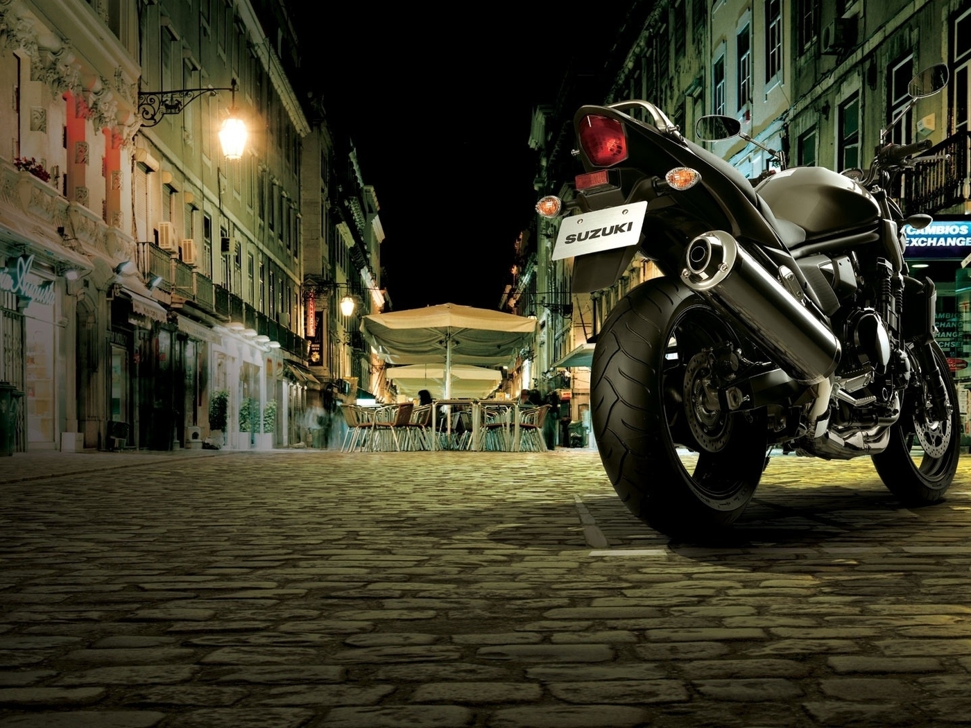Картинка: Suzuki, мотоцикл, байк, чёрный, улица, здания, ночь, освещение