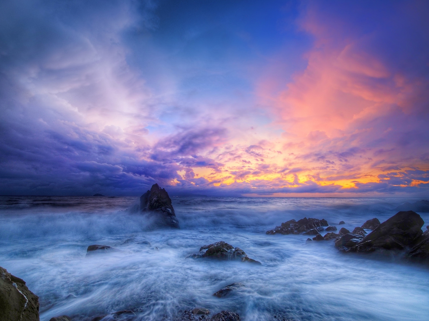 Картинка: море, океан, волны, скалы, небо, облака, закат, рассвет, красивый пейзаж