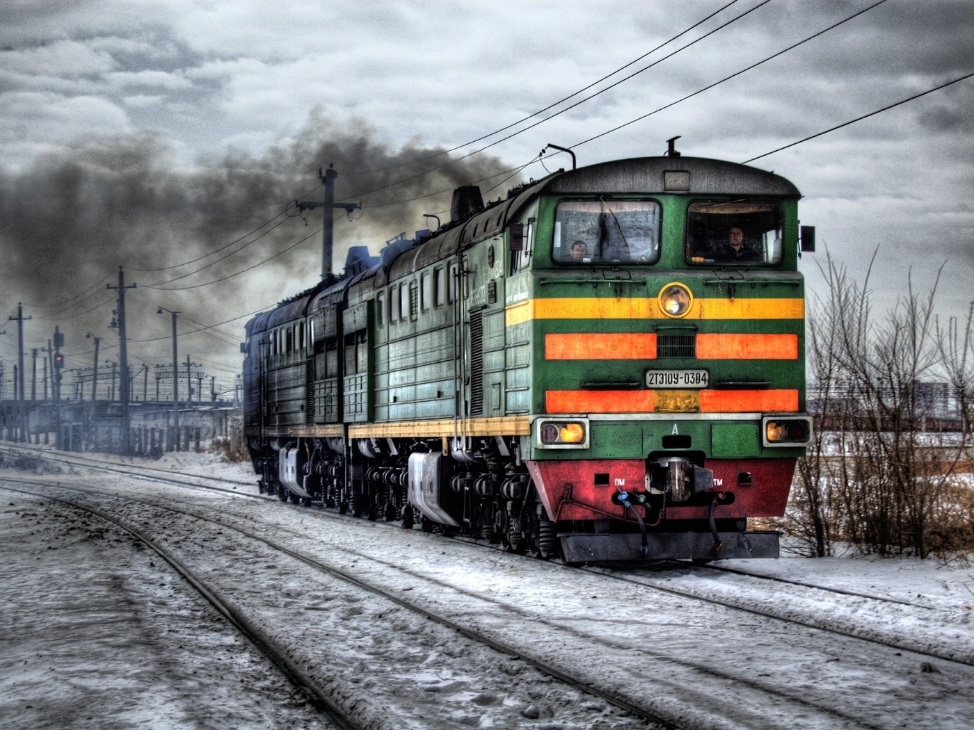 Картинка: Поезд, железная дорога, рельсы, провода, дым, копоть, зима, снег, машинисты