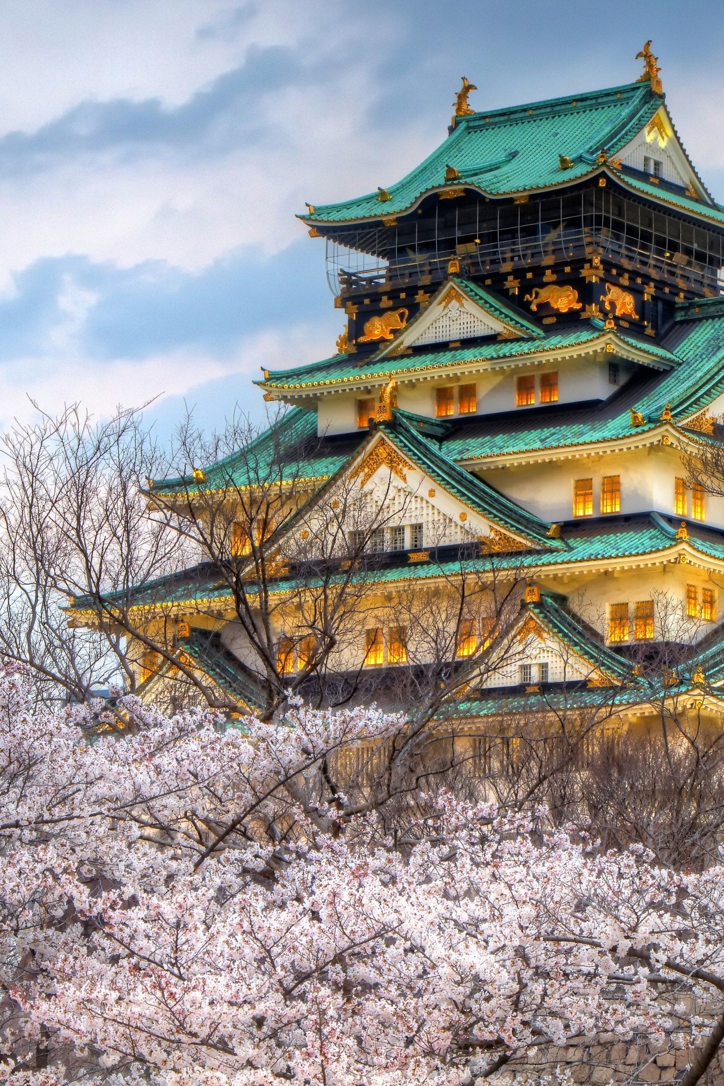Картинка: Осака, Япония, замок, крыша, сакура, цветение, деревья, небо, облака