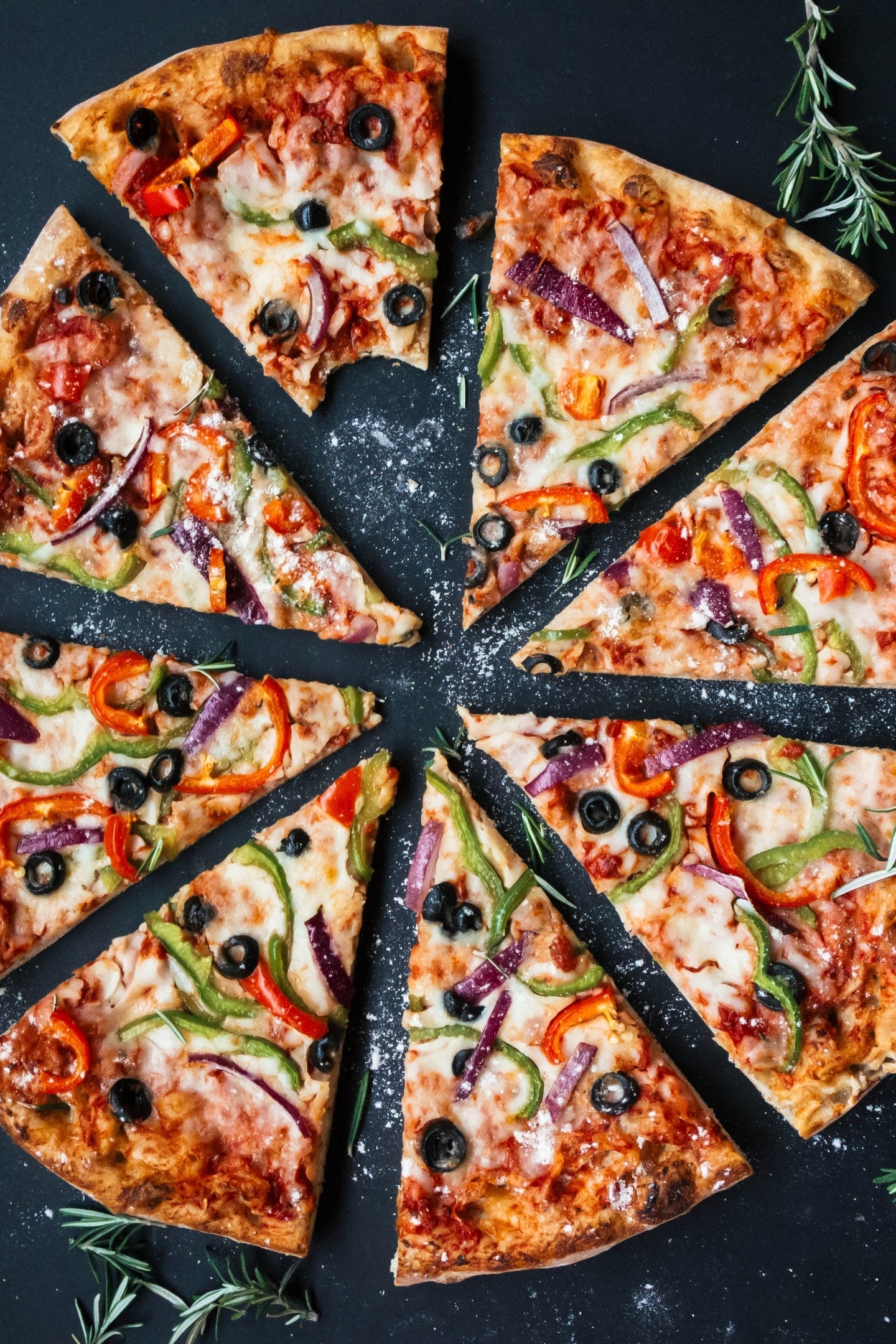 Image: Pizza, slices, sliced, garlic, pepper, beer