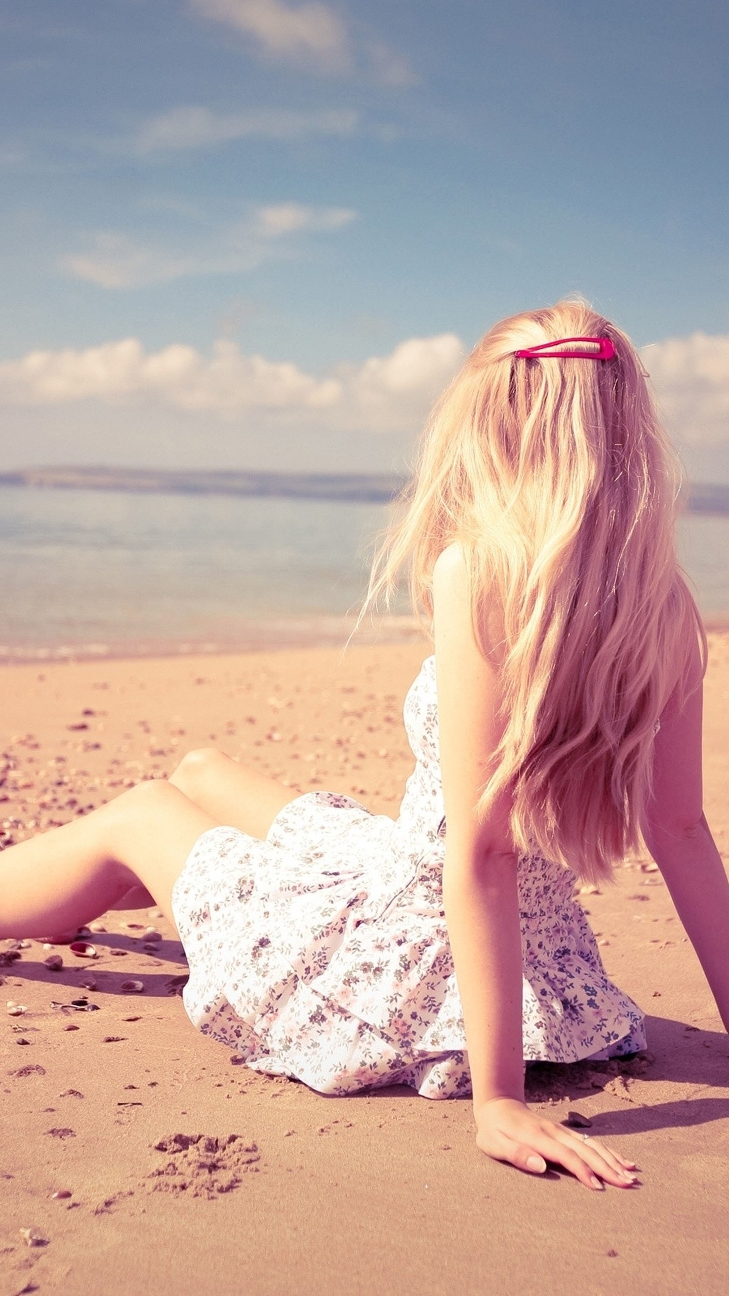Картинка: Девушка, блондинка, волосы, заколка, платье, сидит, пляж, песок, море, горизонт, небо, облака