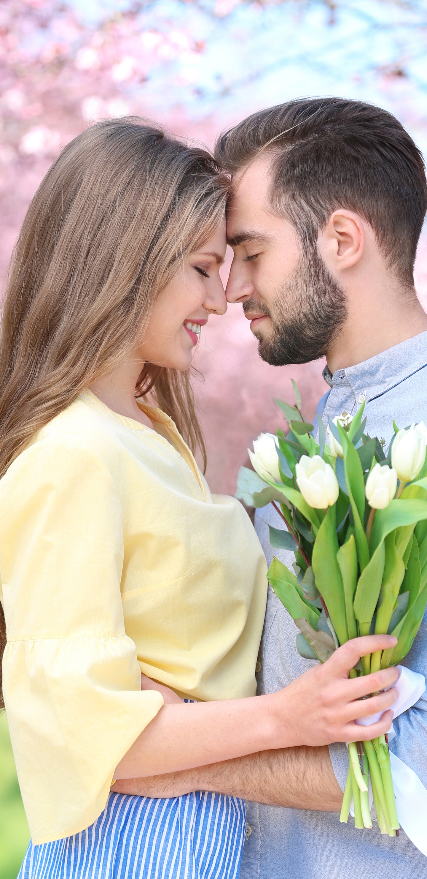 Картинка: Пара, цветы, тюльпаны, мужчина, девушка, любовь, парк, деревья