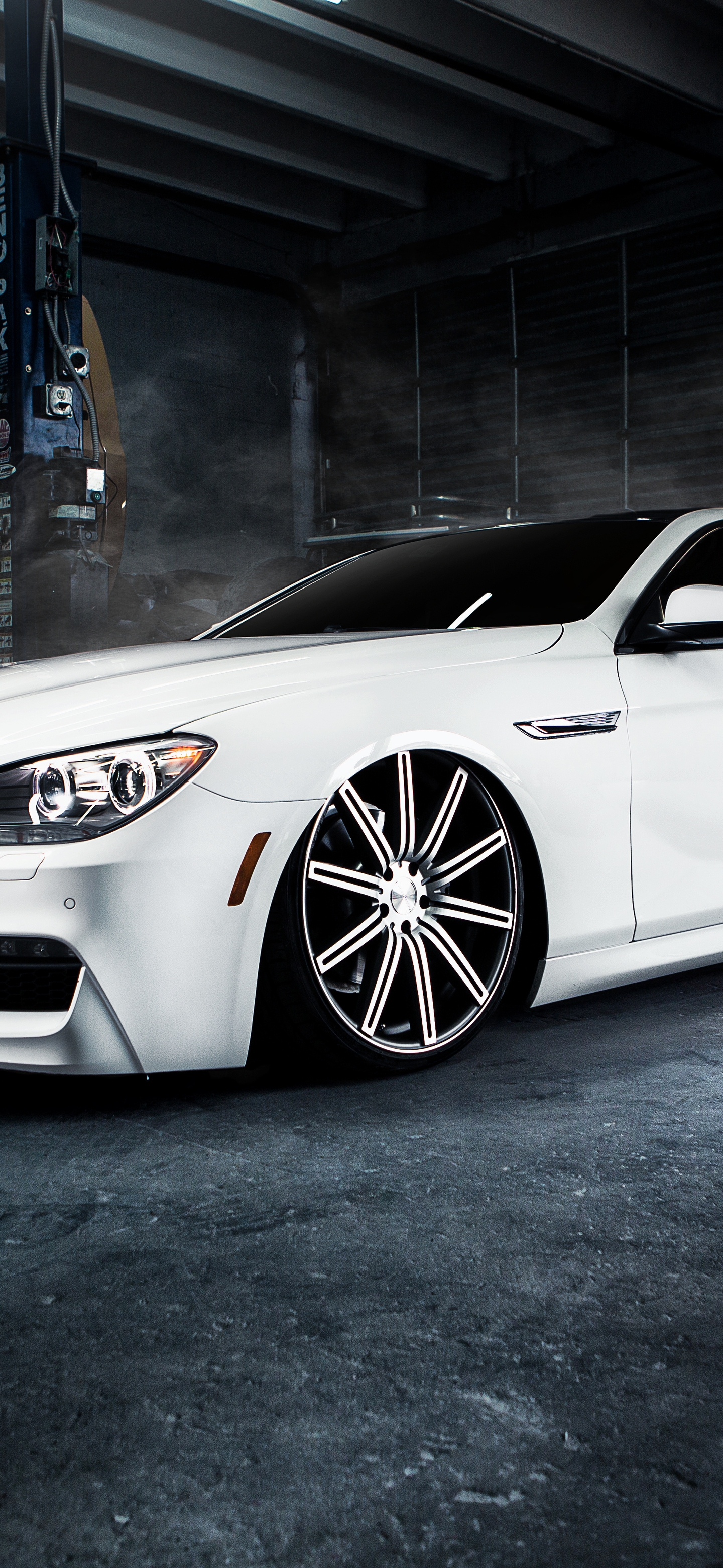 Картинка: BMW, m6, белый, низкий профиль, посадка, гараж, мастерская
