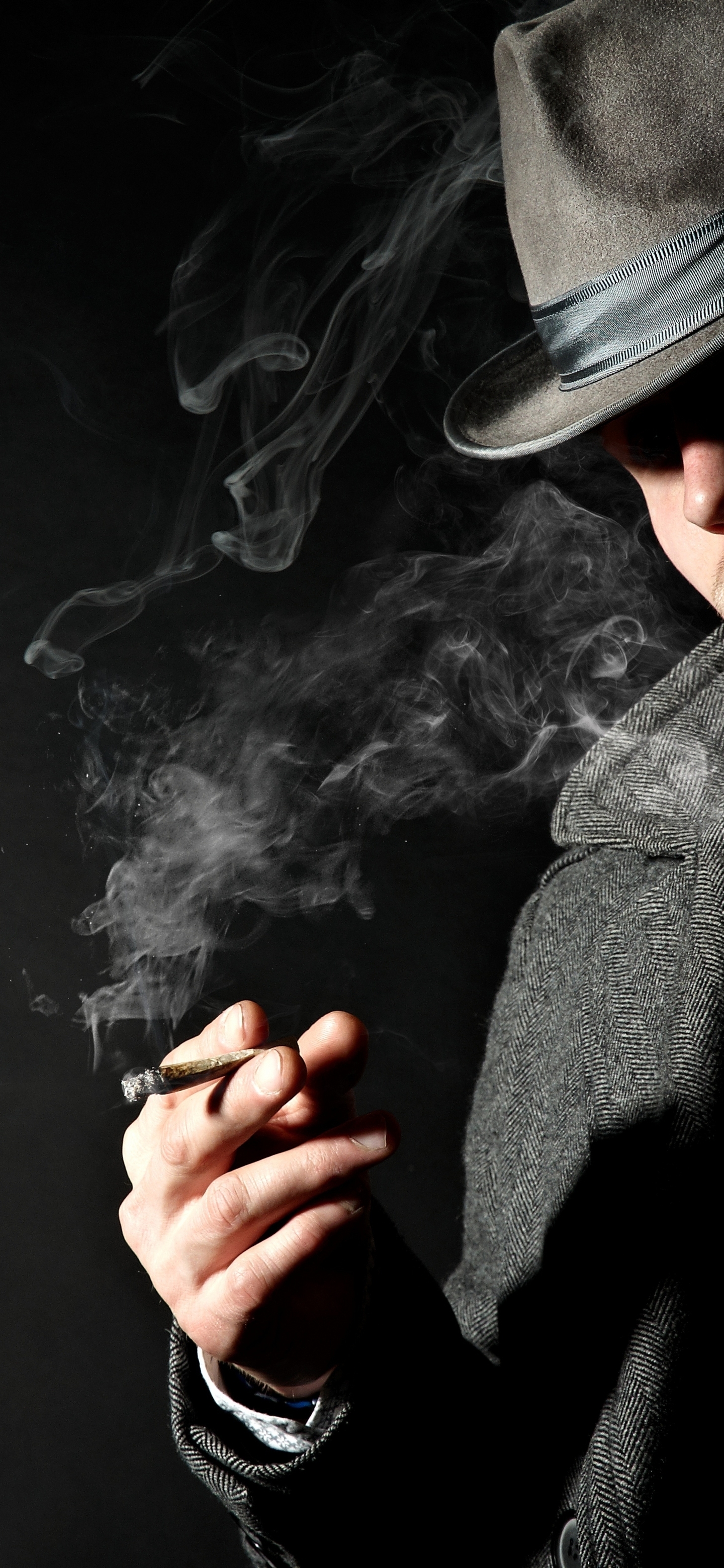 Картинка: Мужчина, пальто, галстук, шляпа, курит, сигара, дым