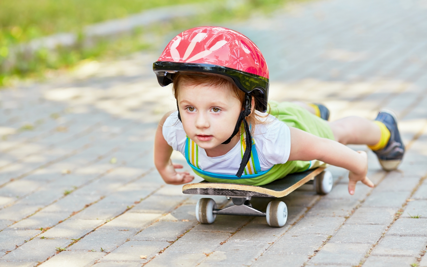 Картинка: Мальчик, ребёнок, катается, скейт, шлем, лёжа