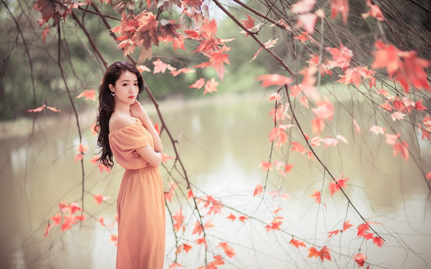 Картинка: Девушка, азиатка, длинные волосы, платье, река, вода, ветки, листья