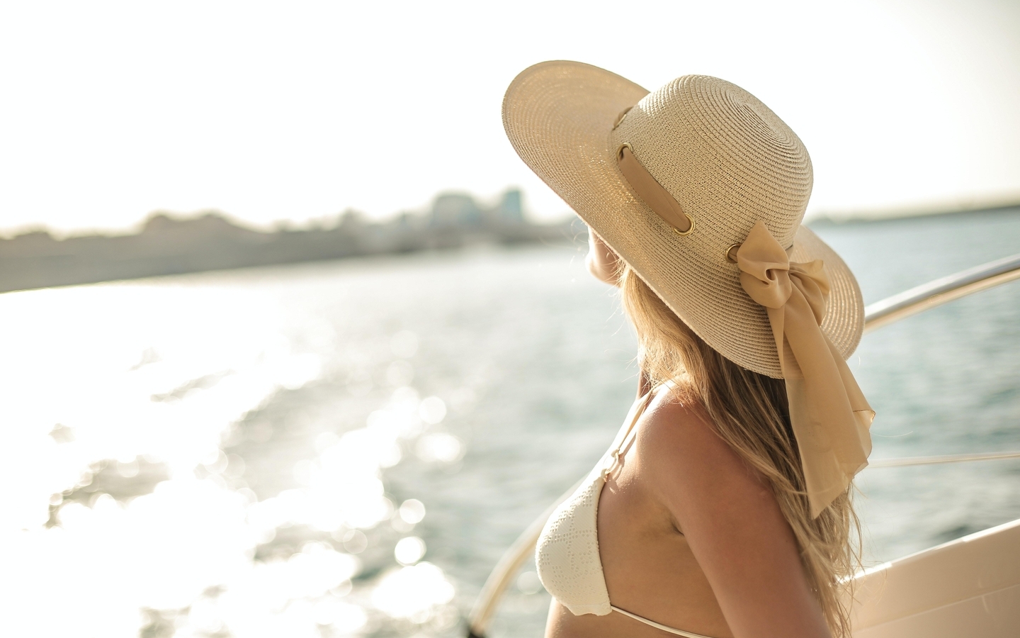 Картинка: Девушка, день, шляпа, купальник, яхта, море, размытость, горизонт