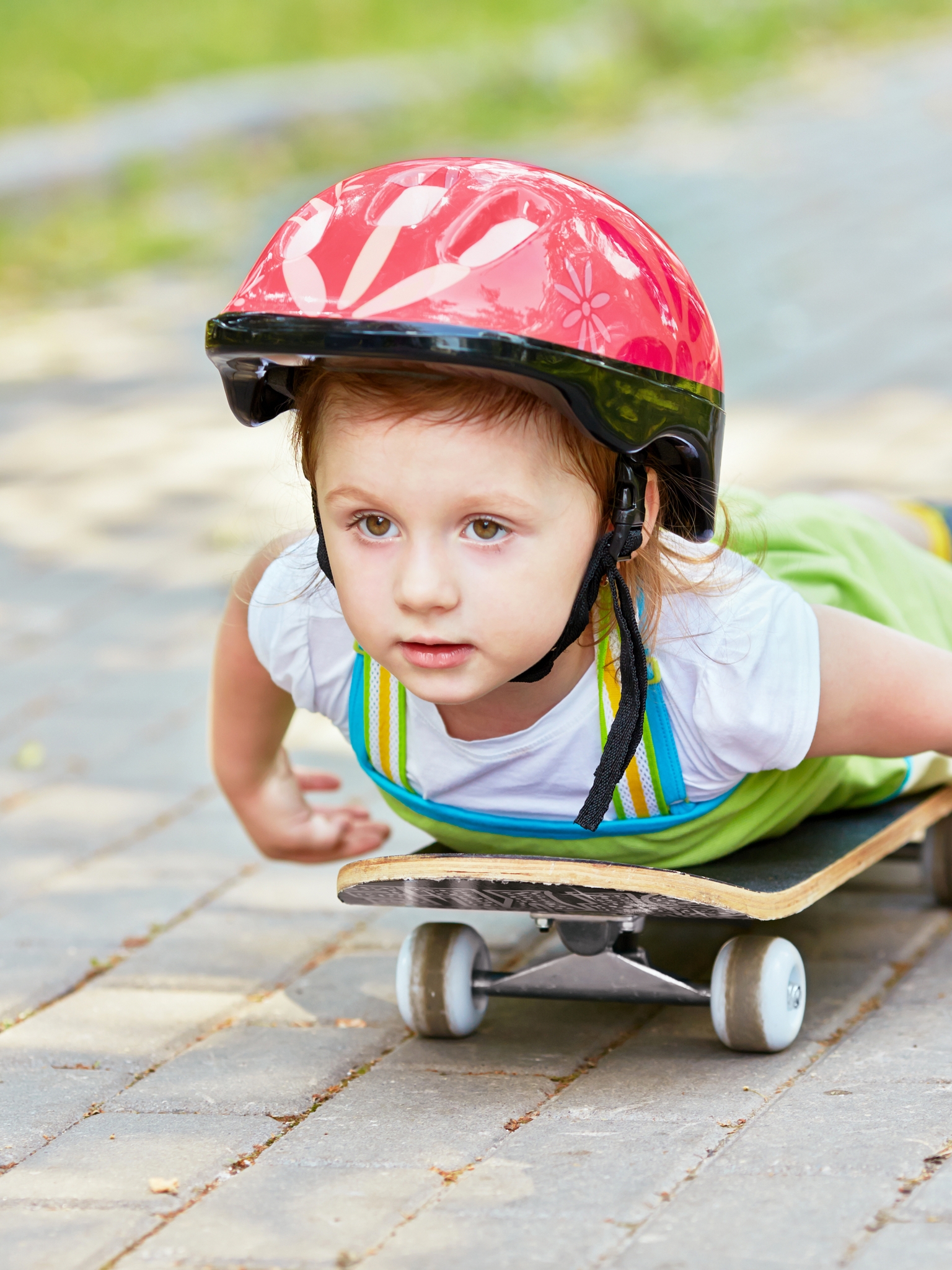 Картинка: Мальчик, ребёнок, катается, скейт, шлем, лёжа