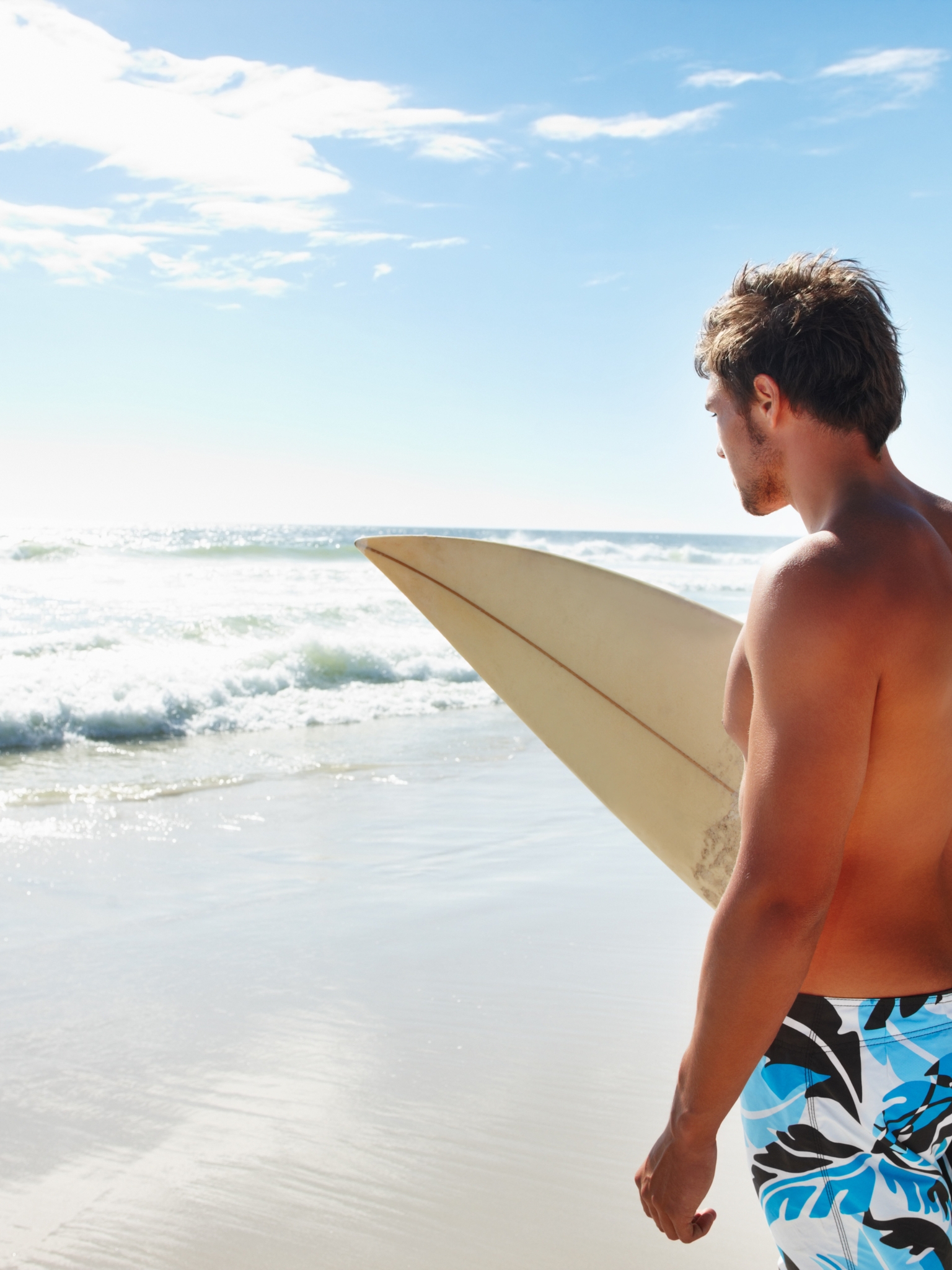 Картинка: Мужчина, сёрфер, доска, берег, пляж, солнечный день, море, волны, песок
