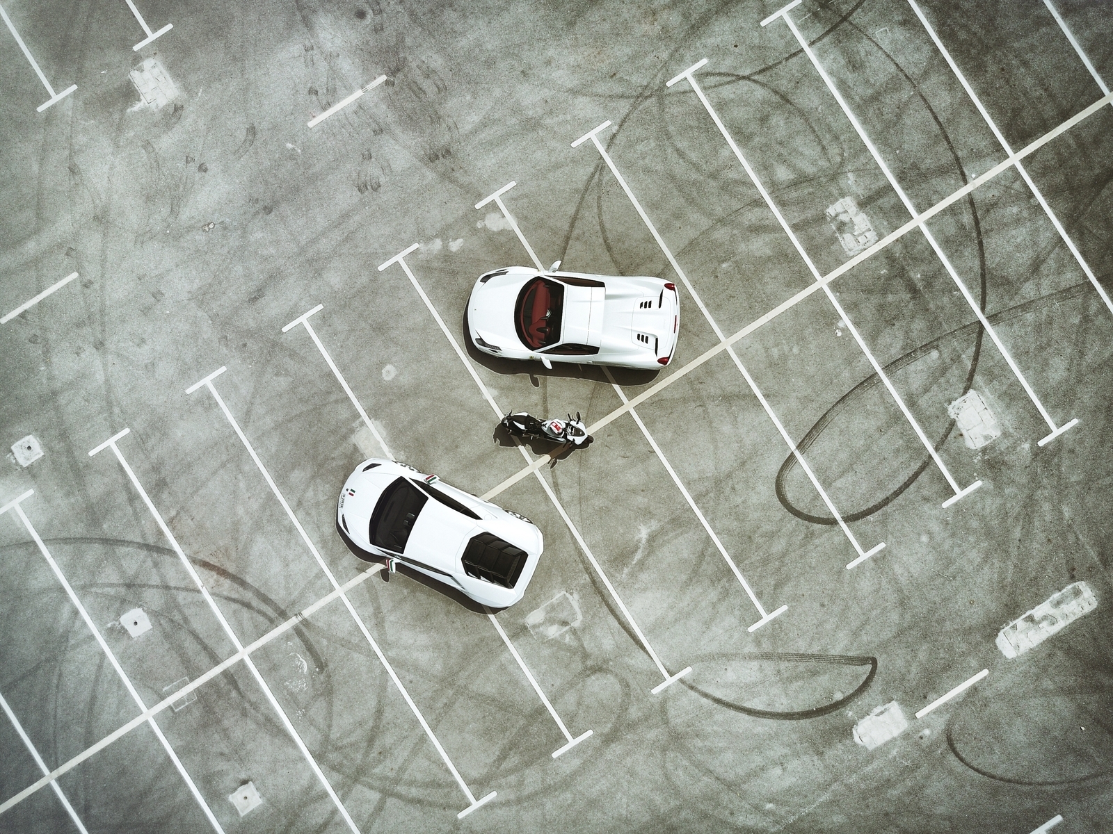 Картинка: Машины, мотоцикл, парковка, вид сверху, белые, следы шин