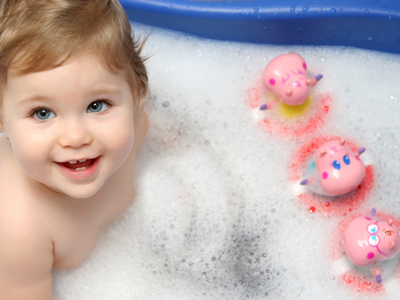 Картинка: Маленькая девочка, ребёнок, купание, ванна, пена, игрушки, радость, улыбка