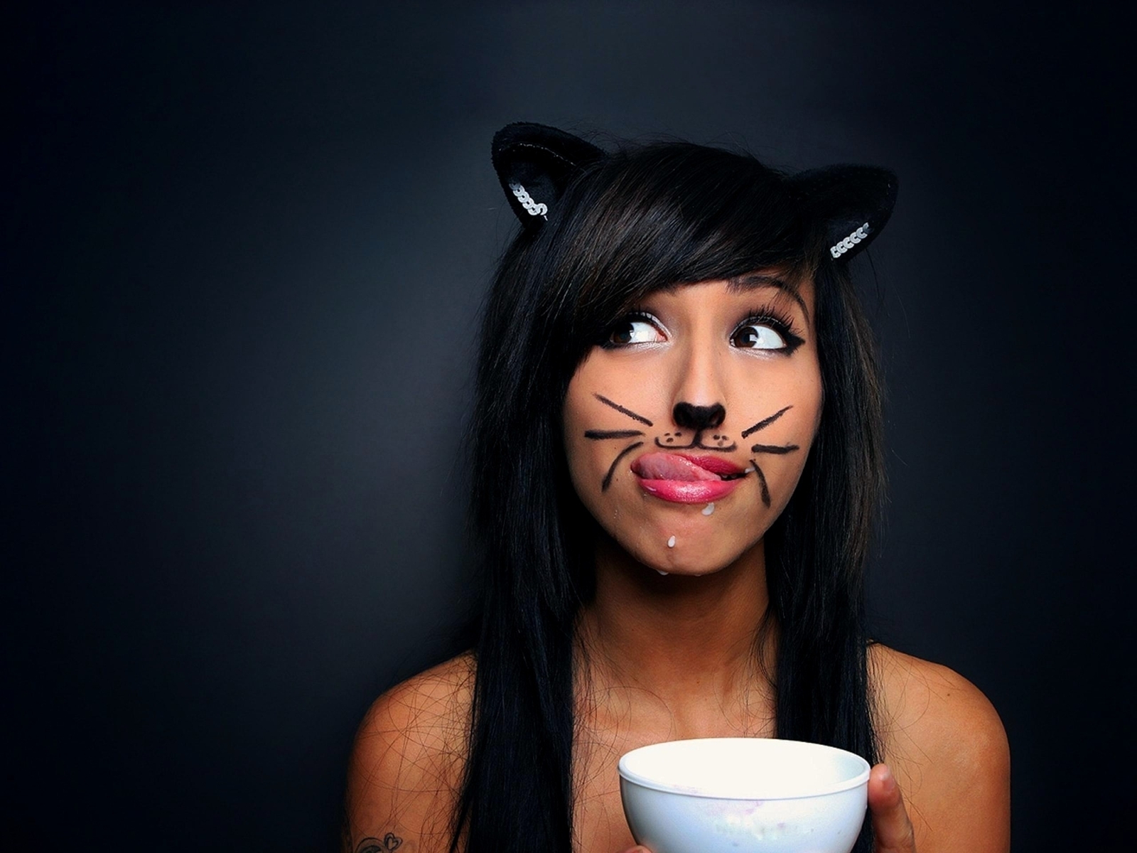 Картинка: Девушка, кошечка, ушки, пьёт, молоко, чашка, мордочка кошки, косплей
