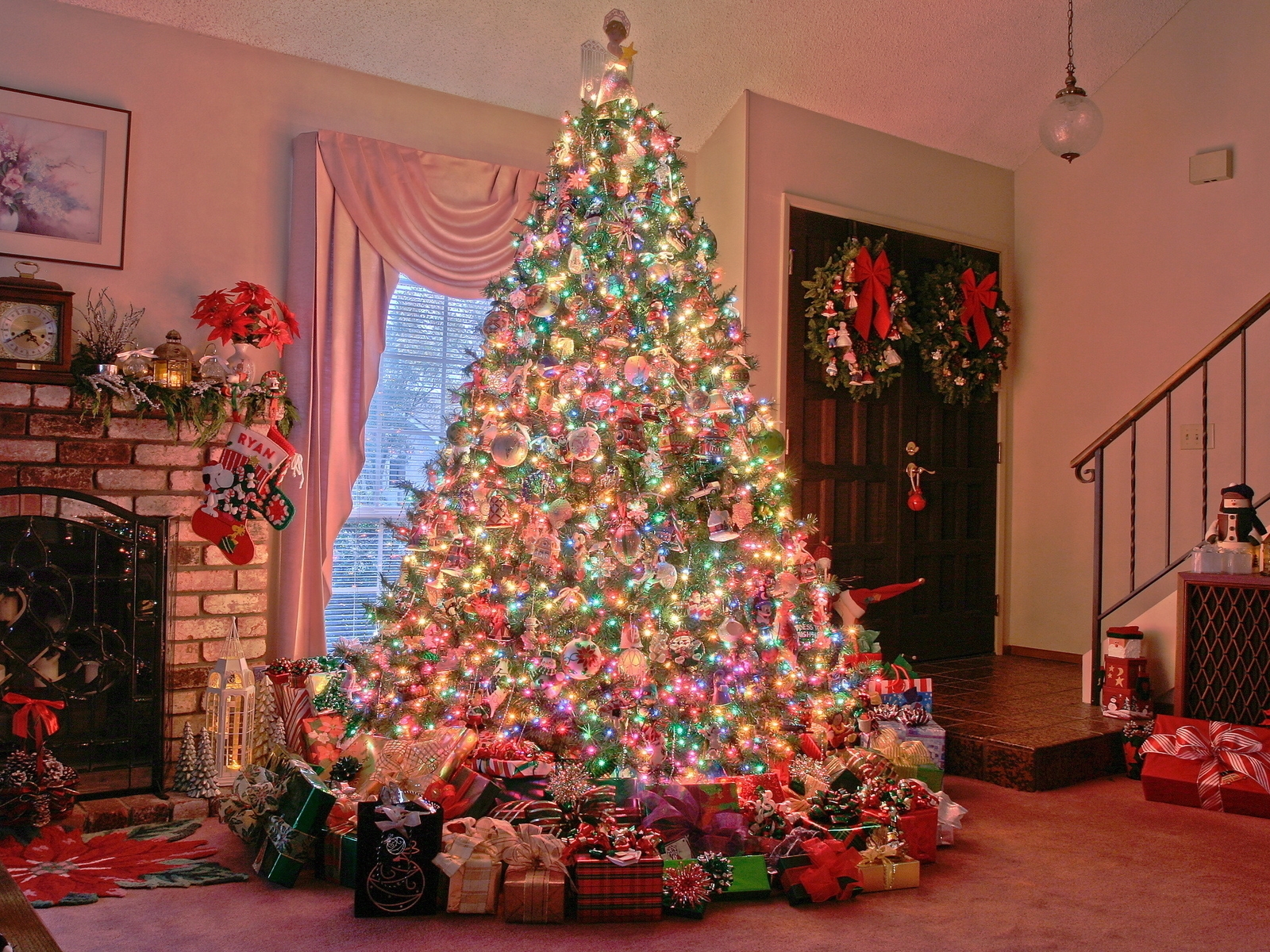 Картинка: Рождество, ёлка, красивая, нарядная, украшение, декор, подарки, гирлянда, свет, камин, дом