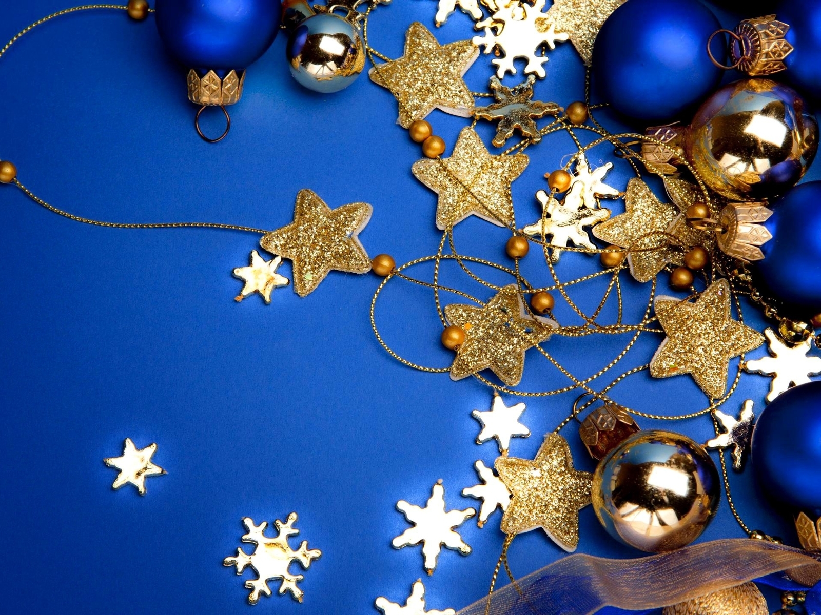 Картинка: Новый год, ёлочные шары, звёздочки, снежинки, украшение, бусинки, лежат, синий фон