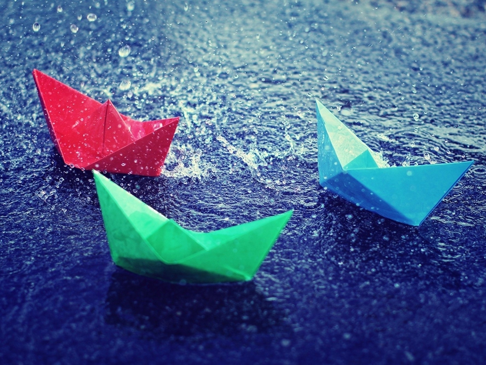 Картинка: Оригами, кораблик, бумажный, плывёт, вода, капли, дождь
