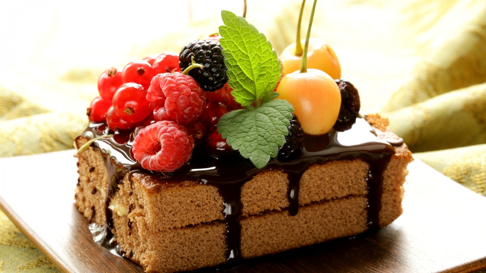 Image: Cake, chocolate, sweetness, berries, raspberry, currant, BlackBerry, mint
