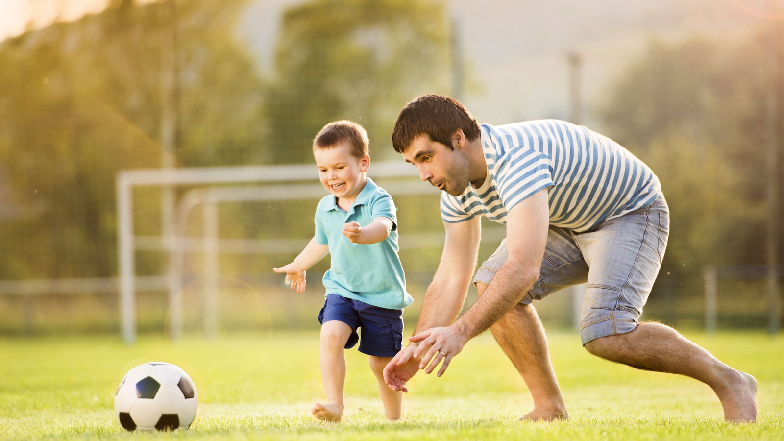 Картинка: Мужчина, ребёнок, отец, сын, игра, мяч, футбол, ворота, бег, развлечение