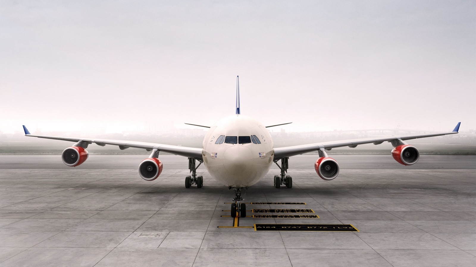 Картинка: Самолёт, Airbus, A340, пассажирский, крылья, двигатели, площадка, аэродром, туман