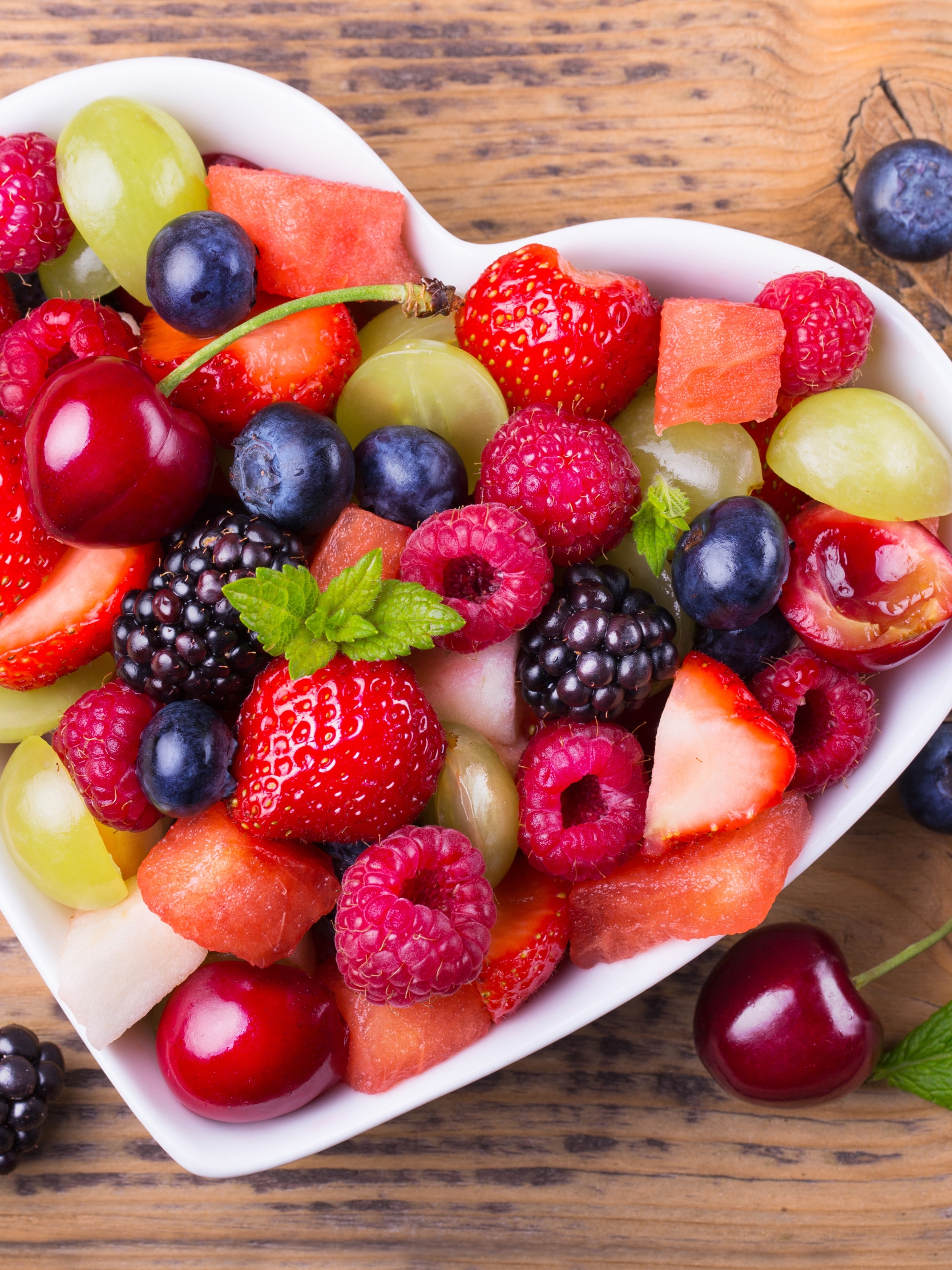 Картинка: Ягоды, витамины, малина, клубника, ежевика, черешня, черника, виноград, сердечко